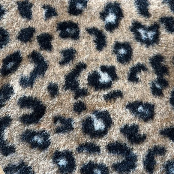 Absolute Softest Cozy Girls Leopard Zara Print Fuzzy Crewneck Sweater 6/7 - Picture 4 of 5
